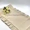 Naturel fırfırlı keten kumaş masa örtüsü zarif tasarımı ile