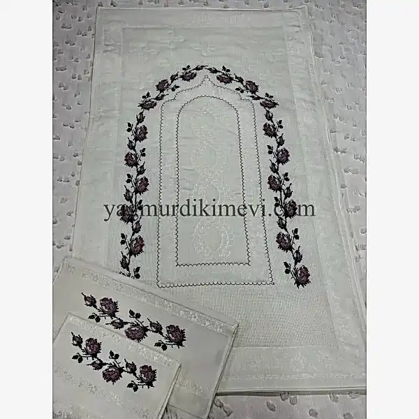  Kanaviçe işlemeli seccade takımı ve havlular