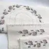  Kanaviçe işlemeli seccade takımı ve havlular