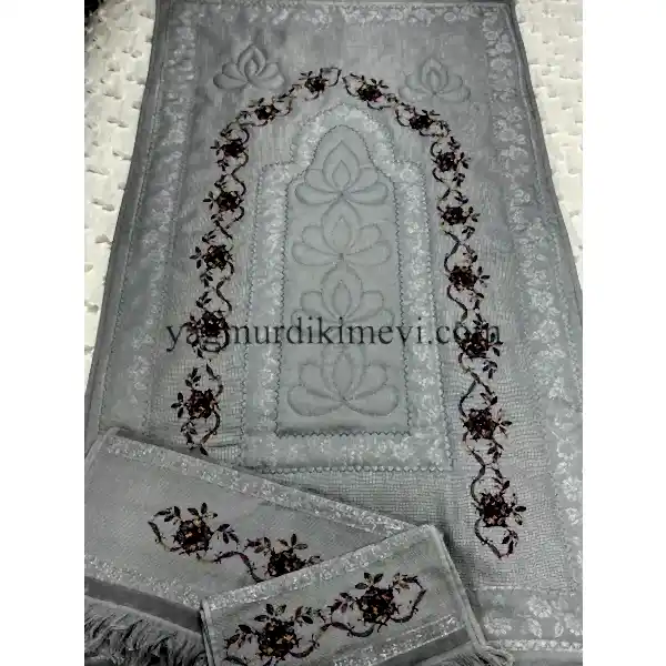  Kanaviçe işlemeli seccade takımı ve havlular