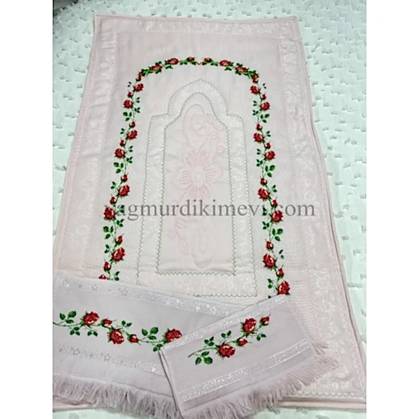  Kanaviçe işlemeli seccade takımı ve havlular