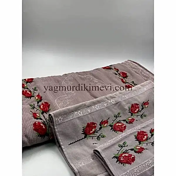  Kanaviçe işlemeli seccade takımı ve havlular