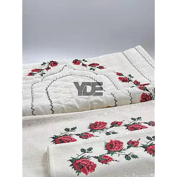  Kanaviçe işlemeli seccade takımı ve havlular