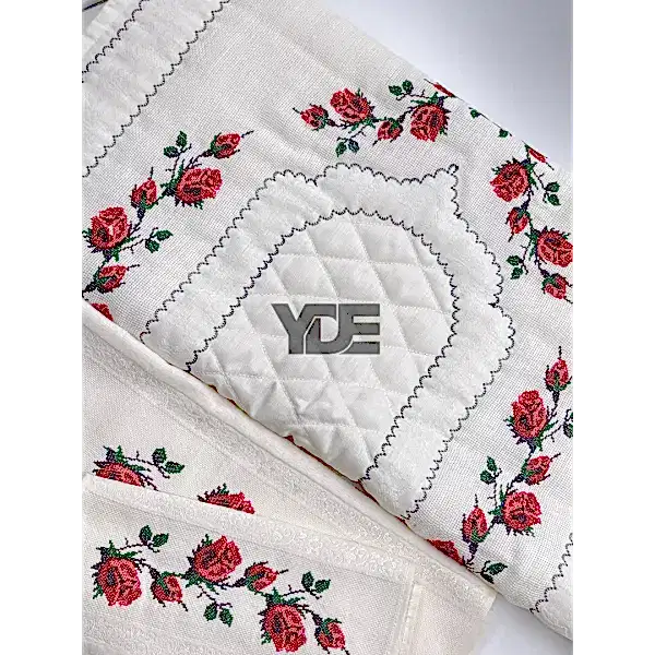  Kanaviçe işlemeli seccade takımı ve havlular