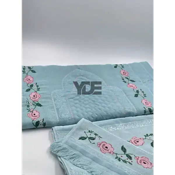  Kanaviçe işlemeli seccade takımı ve havlular