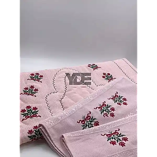  Kanaviçe işlemeli seccade takımı ve havlular