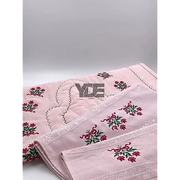  Kanaviçe işlemeli seccade takımı ve havlular