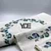  Kanaviçe işlemeli seccade takımı ve havlular